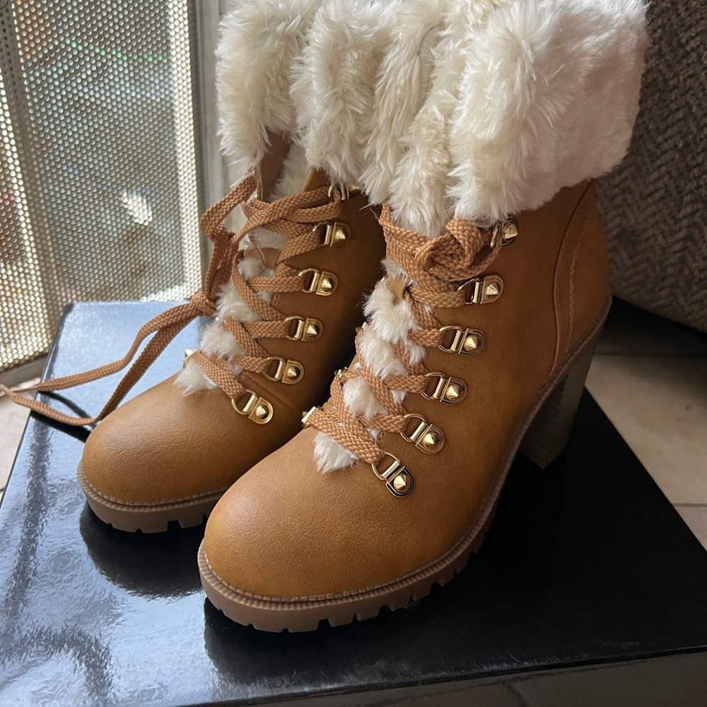 GUESS Woman Tan Fur-Lined Ankle Boots
